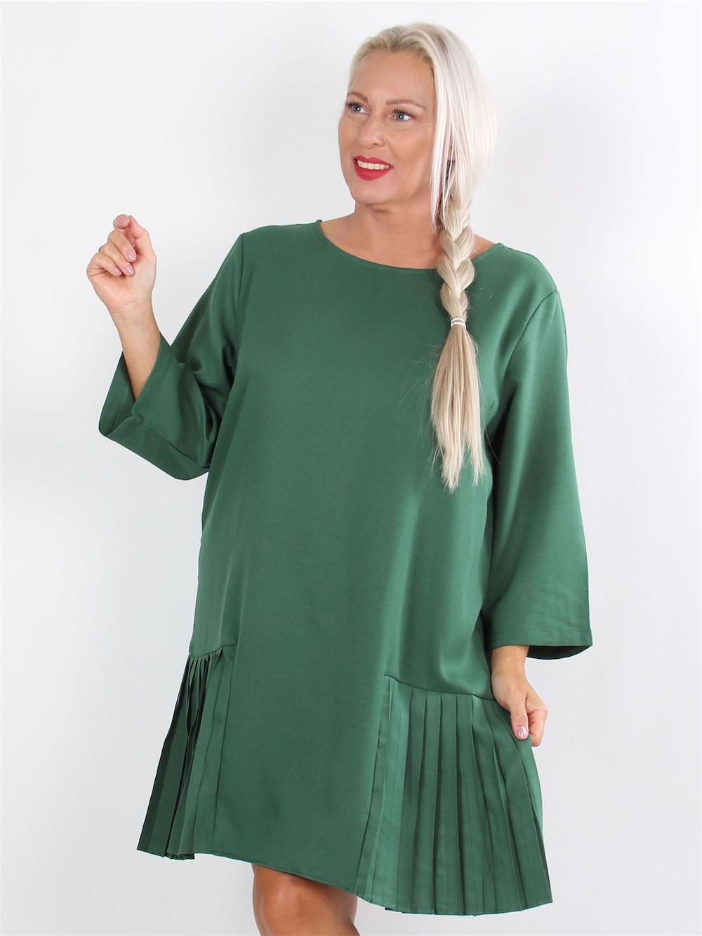 Parla - Svart klänning i a-form med volangdetaljer och 3/4-ärmar